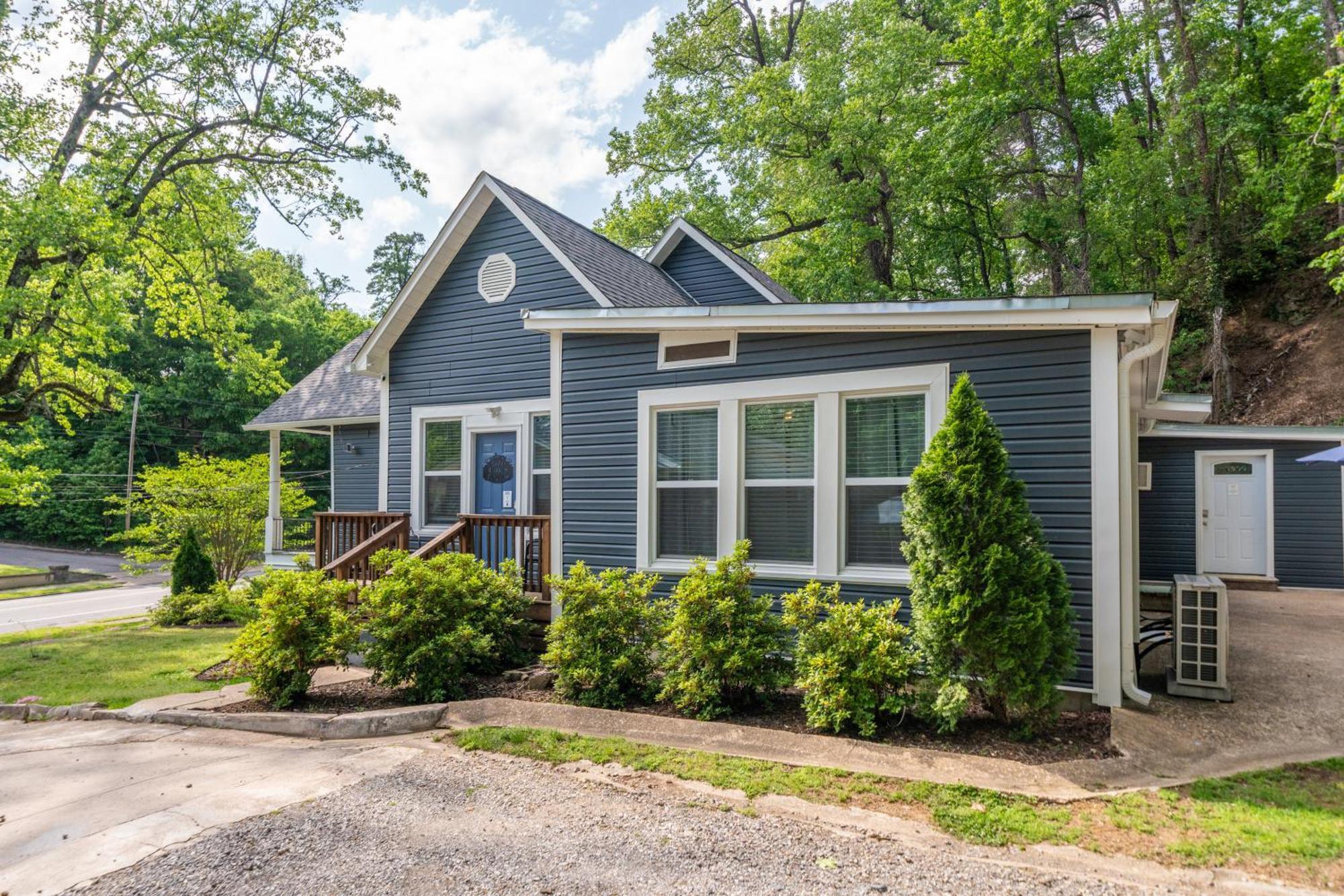 Cedar Blossom Bungalow Is A Cozy Getaway With A 5 Minute Walk To Downtown! Hot Springs Esterno foto