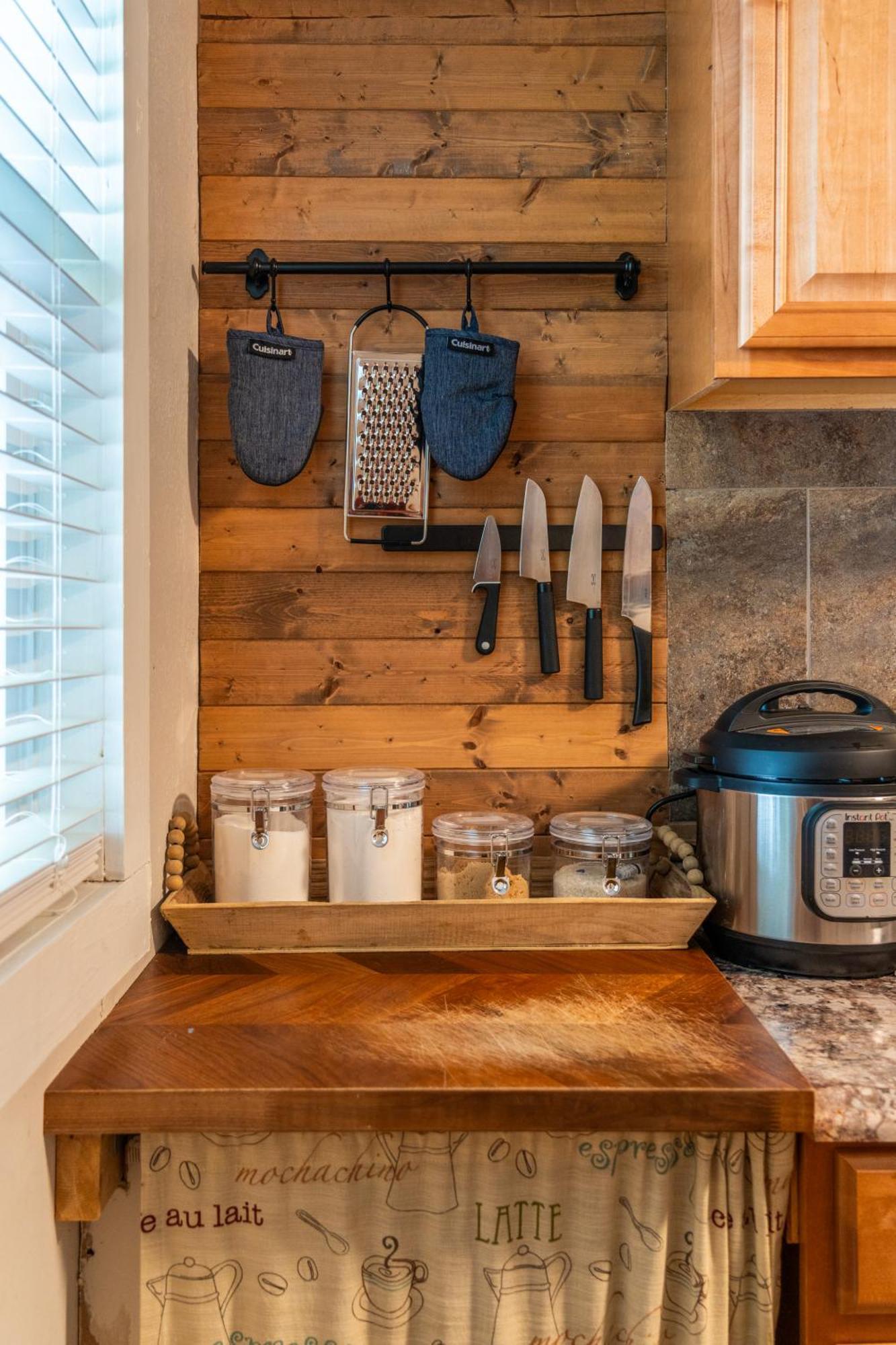 Cedar Blossom Bungalow Is A Cozy Getaway With A 5 Minute Walk To Downtown! Hot Springs Esterno foto
