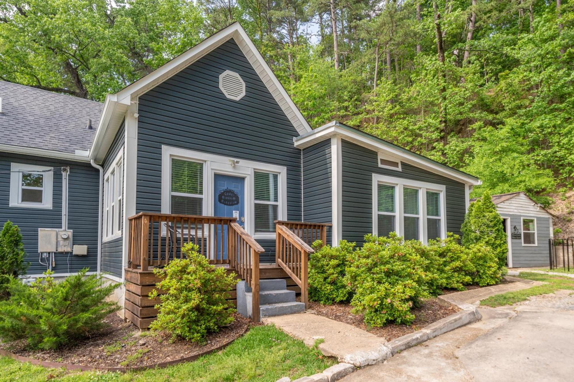 Cedar Blossom Bungalow Is A Cozy Getaway With A 5 Minute Walk To Downtown! Hot Springs Esterno foto